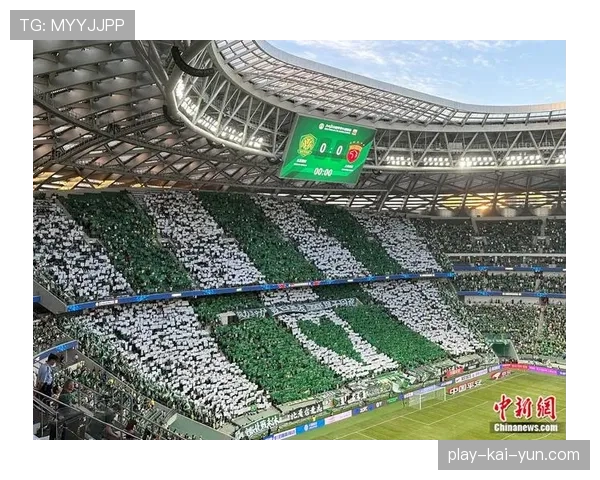 球迷看台展示巨型TIFO，图案为象征球队精神的“压迫之网”
